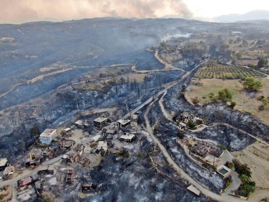 Se desata el ‘infierno’ en Turquía, incendios matan a 4 y destruyen casas (VIDEOS)
