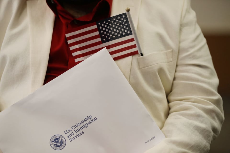 Dan más tiempo a inmigrantes para obtener la green card, ciudadanía, TPS y más