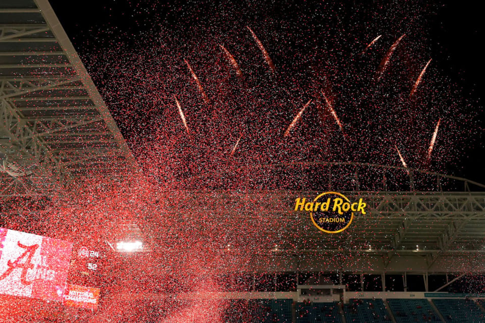 Colapsa parte del escenario en Hard Rock Stadium de Miami
