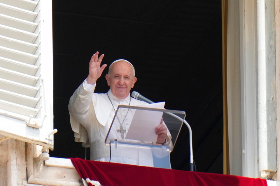 El papa Francisco es llevado a Roma para una cirugía