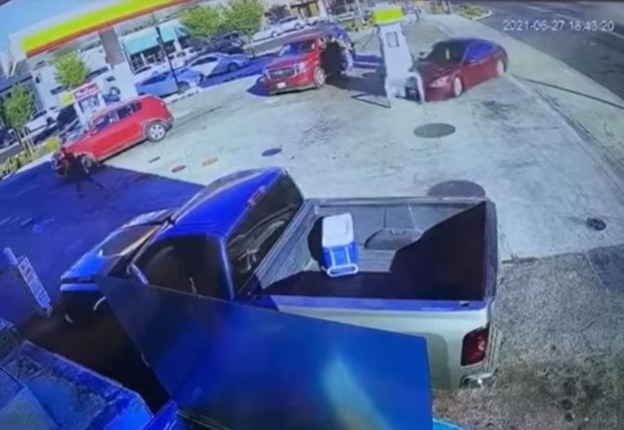 Arrestan a Isabel Zepeda por conducir ebria, estrellarse y desatar explosión en gasolinera (Video)
