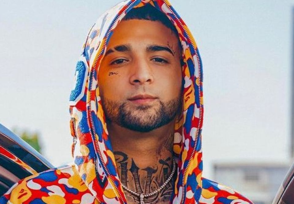 ¿Desperdicio? Critican al cantante Ovi al aparecer lanzando dólares desde un edificio en Miami  (VIDEO) featured image