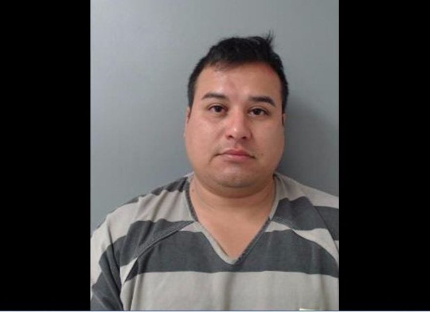Sacerdote hispano ebrio se pelea en bar fronterizo y grita tener conexiones “al otro lado”