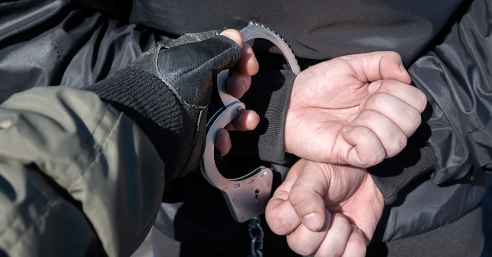 Arrestan a un agente de Patrulla Fronteriza por ayudar a contrabandear droga featured image