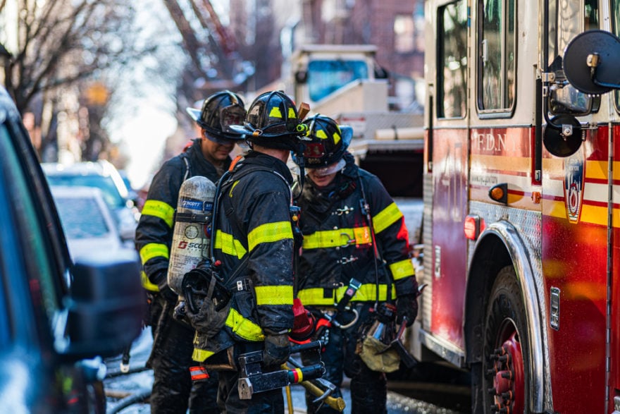 Rescatan a dos trabajadores tras colapso de construcción en Nueva York