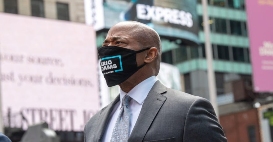 Expolicía Adams se proclama vencedor de primarias a Alcaldía de Nueva York