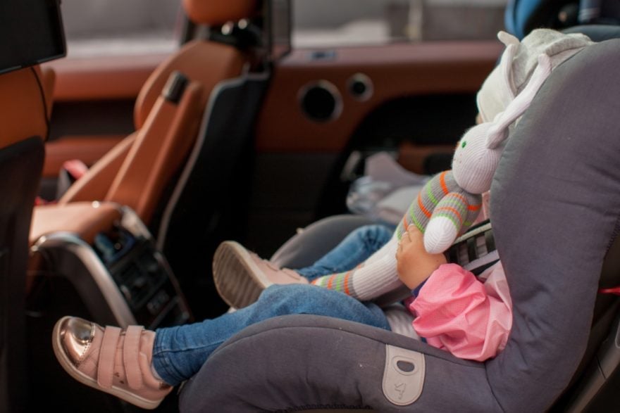 Muere niña de 2 años olvidada en un auto por hispana que la llevaría a la guardería
