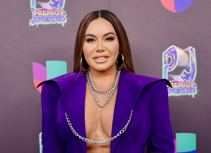 Chiquis Rivera ‘bajo fuego’ gracias al escandaloso jumpsuit rojo abierto de todos lados que usó (VIDEO)