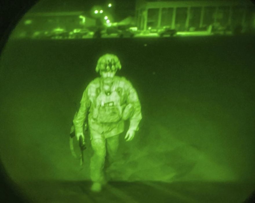 Foto del momento en que último militar estadounidense sale de Afganistán tras ponerle fin a su guerra más larga
