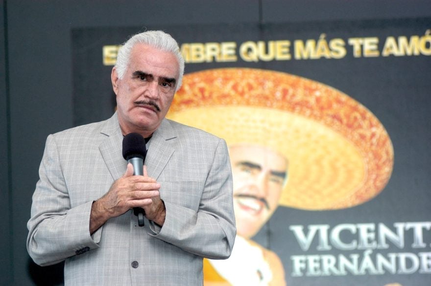Parte médico de Vicente Fernández lo reporta como grave y con un ventilador: confirman que está intubado
