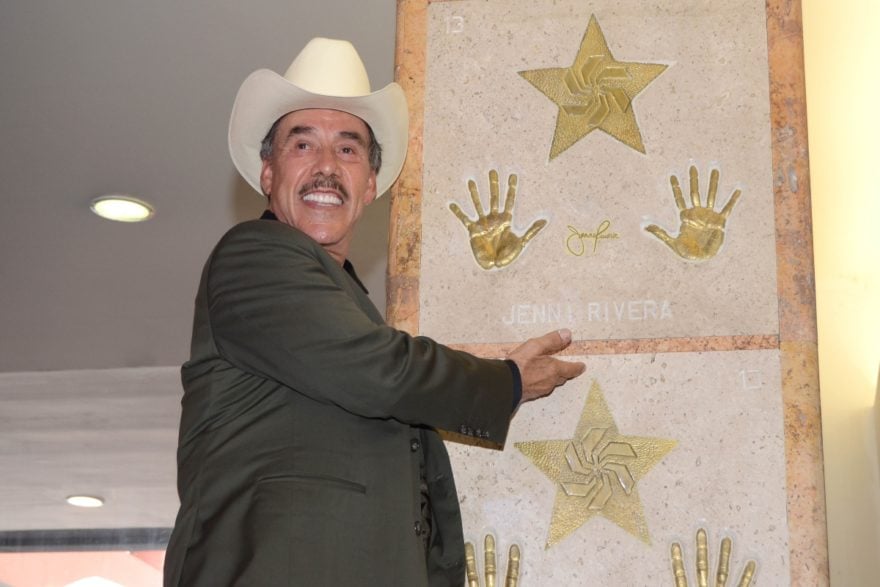 Captan a Pedro Rivera, papá de Jenni Rivera, mientras es ‘manoseado’
