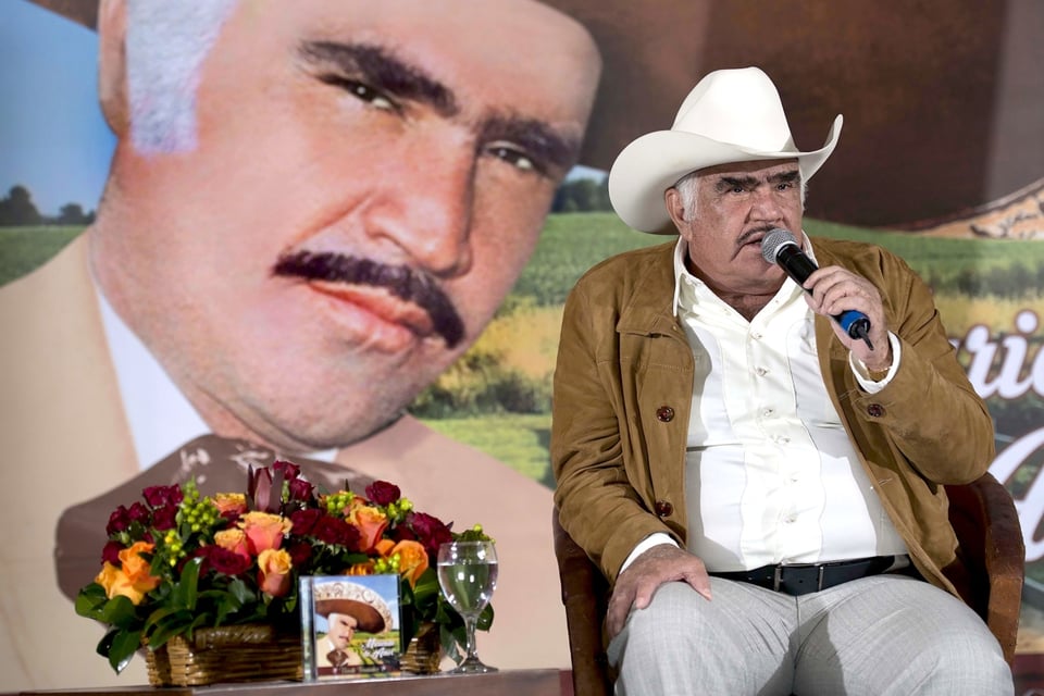 Aseguran que Vicente Fernández no se cayó y que podría quedar parapléjico