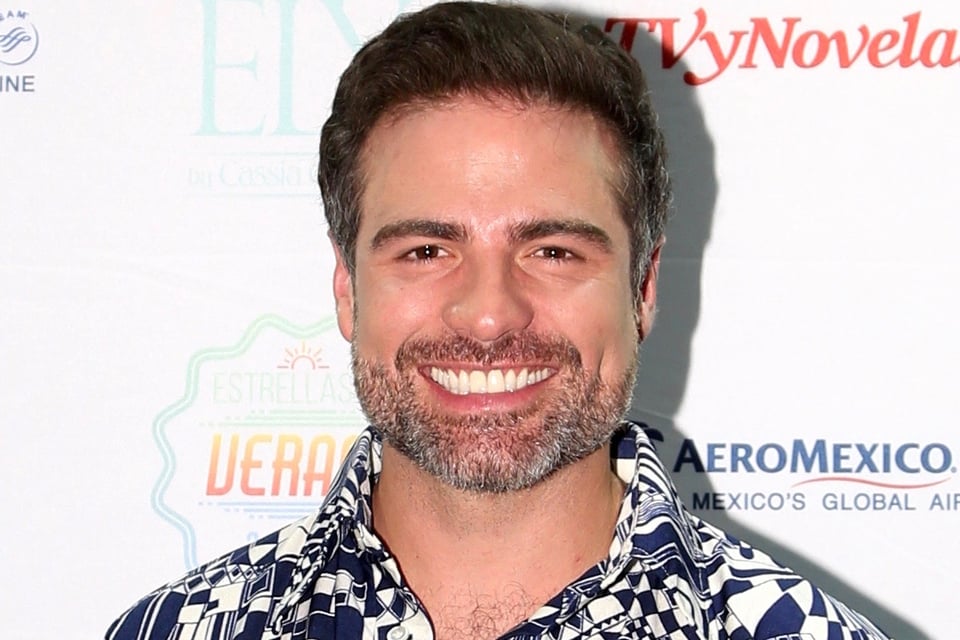 Galán y actor de telenovelas, Roberto Manrique confiesa que es gay (VIDEO) featured image