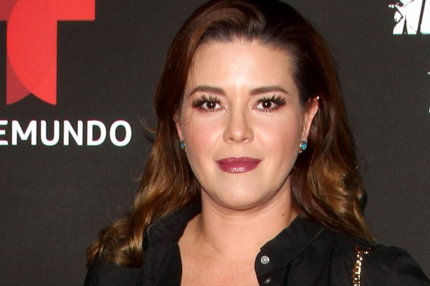 Alicia Machado aparece con el ‘nuevo novio’ de Kimberly Flores ‘muy cariñosos’ en comprometedora posición (VIDEO)
