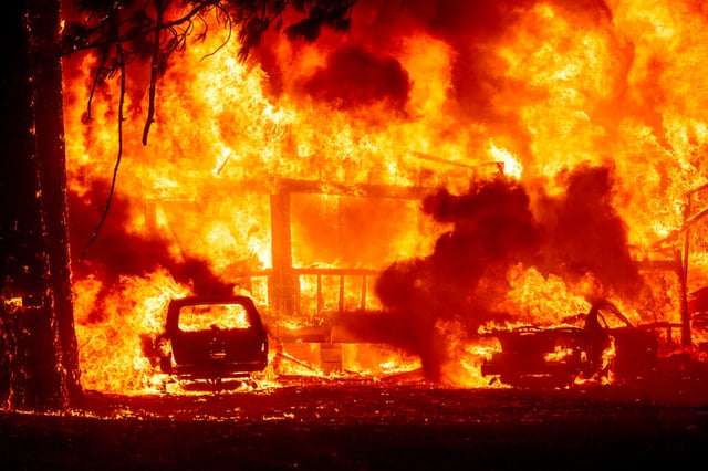 Incendio forestal arrasa un histórico pueblo en California
