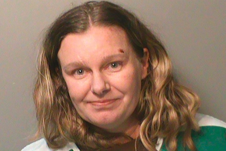 Condenan a Nicole Poole tras arrollar a niña por parecer “mexicana” y a niño por lucir “como los de ISIS”