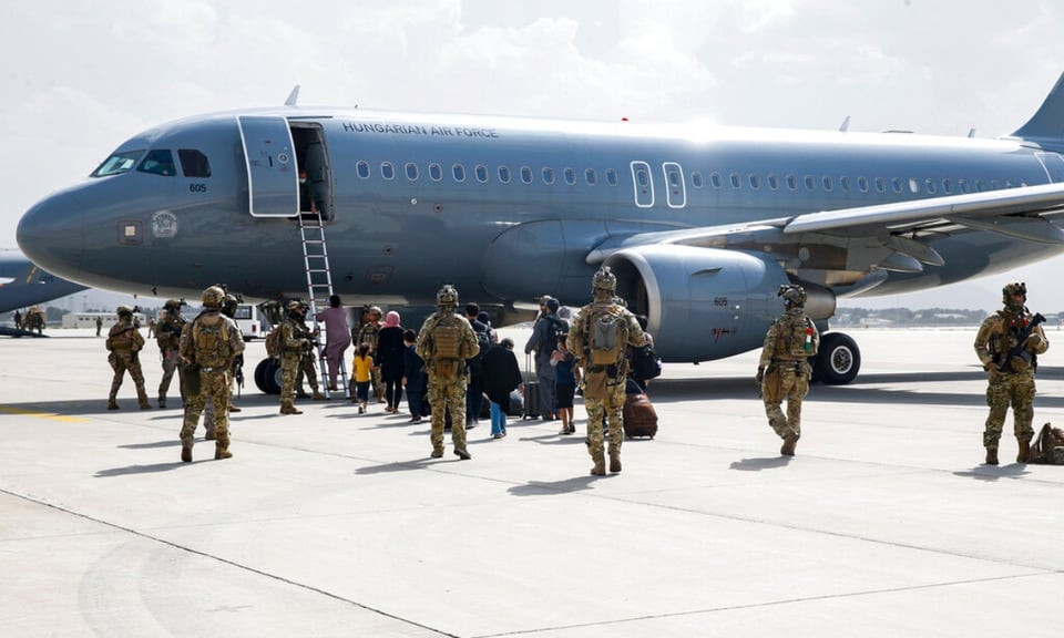 Mujer da a luz a bordo de un avión que huía de Afganistán featured image
