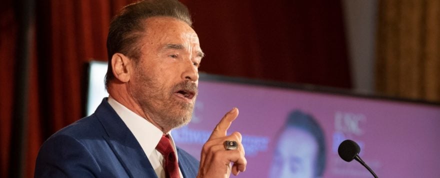 Arnold Schwarzenegger estalla contra los anti mascarillas