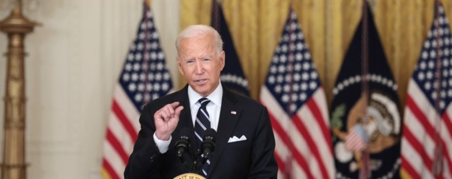 Gobierno de Biden podría estar pensando en reestablecer regla de la carga pública de Trump contra inmigrantes