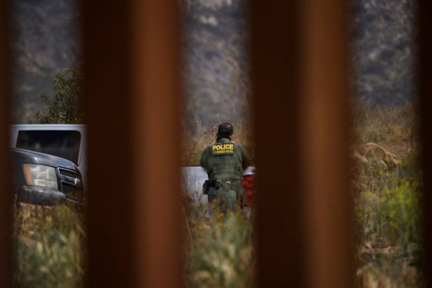 Agentes fronterizos descubren a indocumentados en camión
