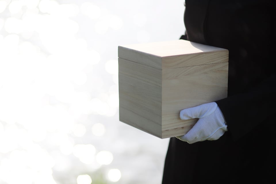 Mujer confiesa que se come cenizas de esposo
