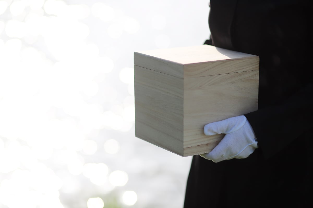 Mujer confiesa que se come cenizas de esposo