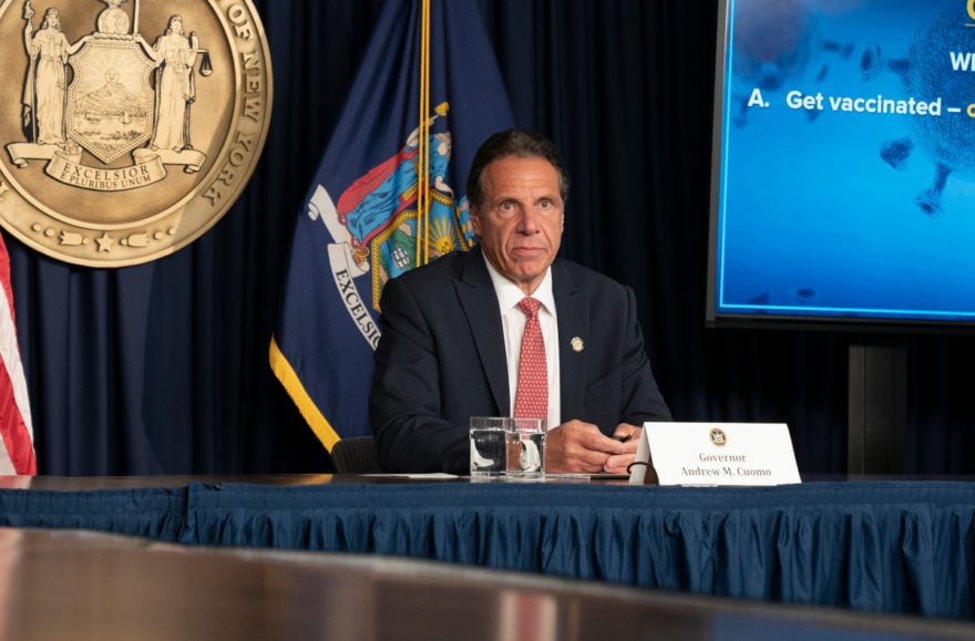 Renuncia gobernador de NY, Andrew Cuomo tras denuncias por acoso sexual