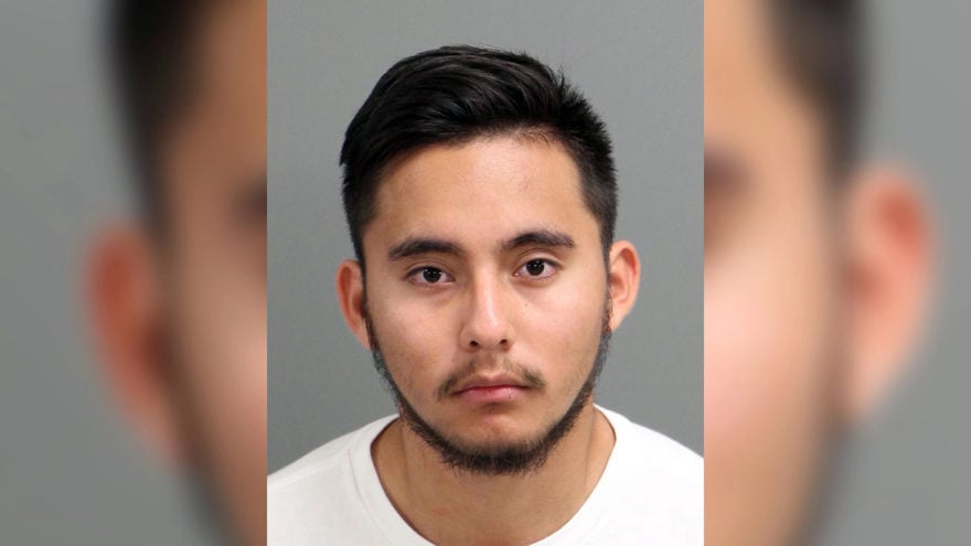 Crónica: Encarcelan a latino por atacar a puñetazos a agentes de ICE