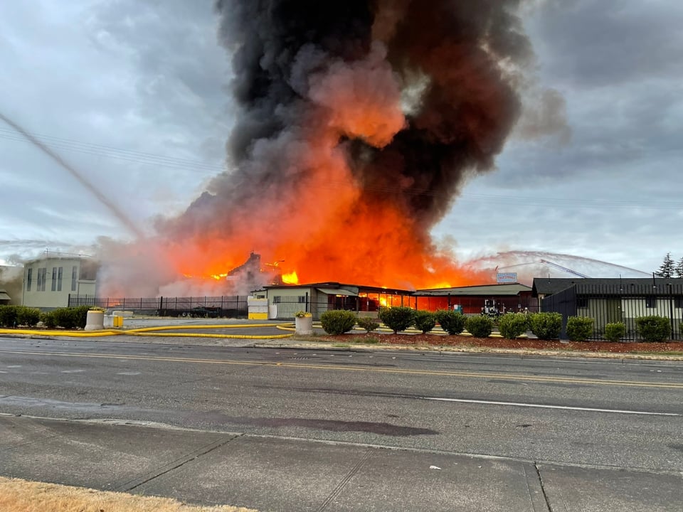 Incendio en Puyallup: ordenan evacuación inmediata por temor a explosión de químicos featured image