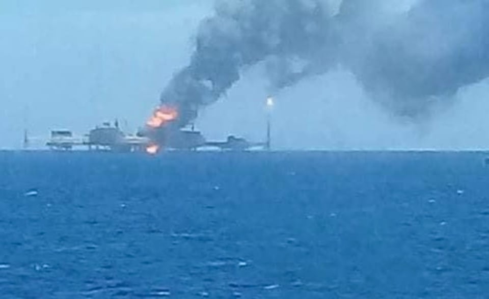 ¡Varios heridos! Se registra fuerte explosión en plataforma de Pemex en México (FOTOS)