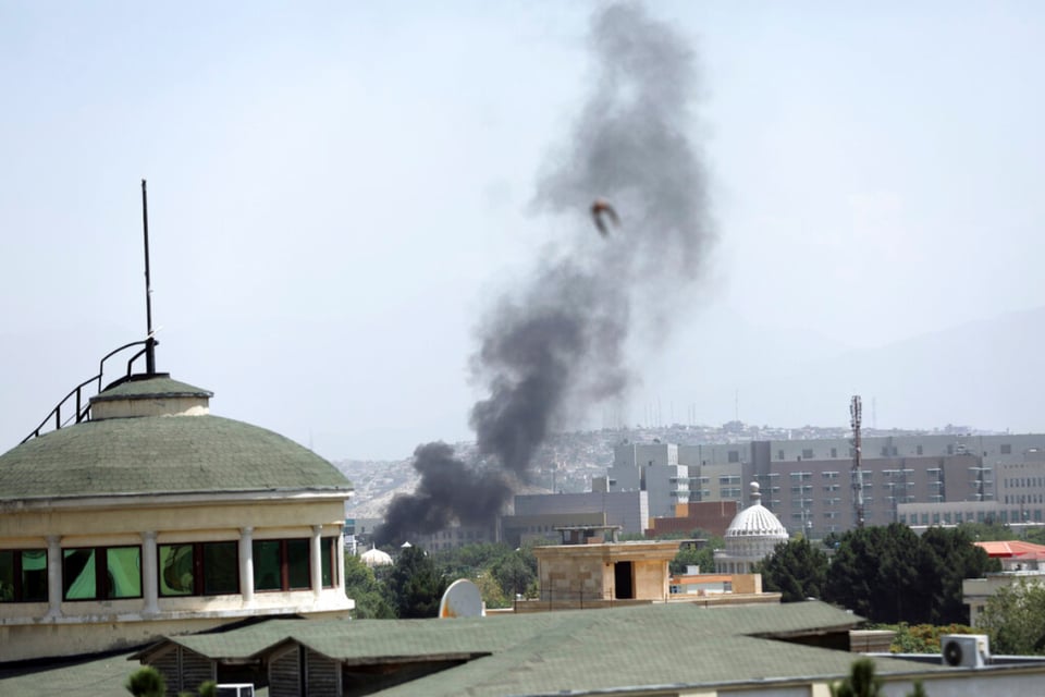 El presidente de Afganistán huye de su país en medio del avance de los talibanes featured image