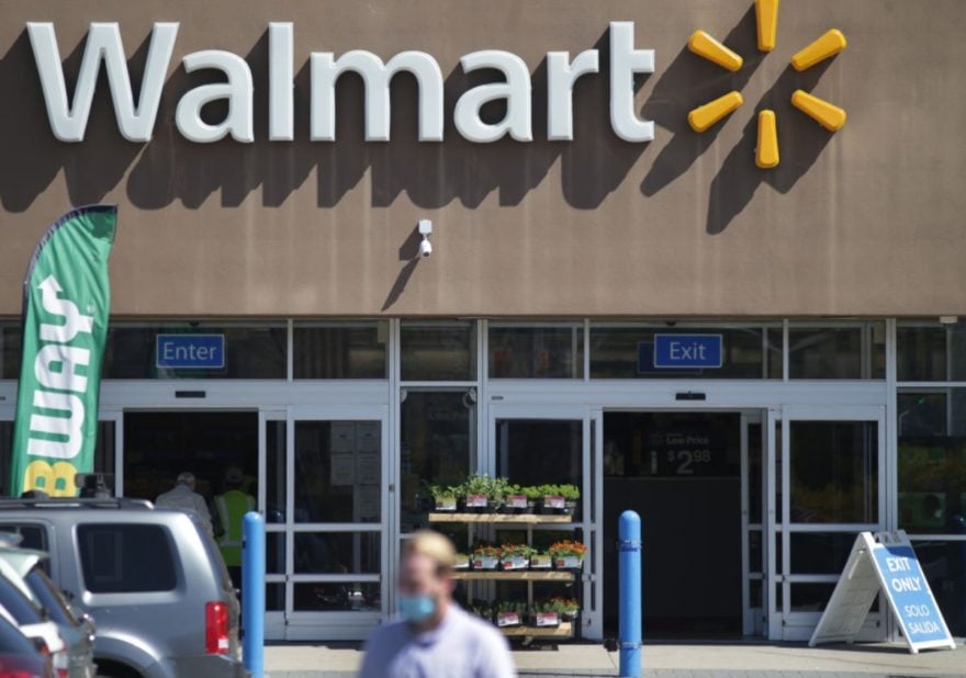 Amenazó a personal de Walmart con “ejecutarlo” si sigue aplicando vacunas