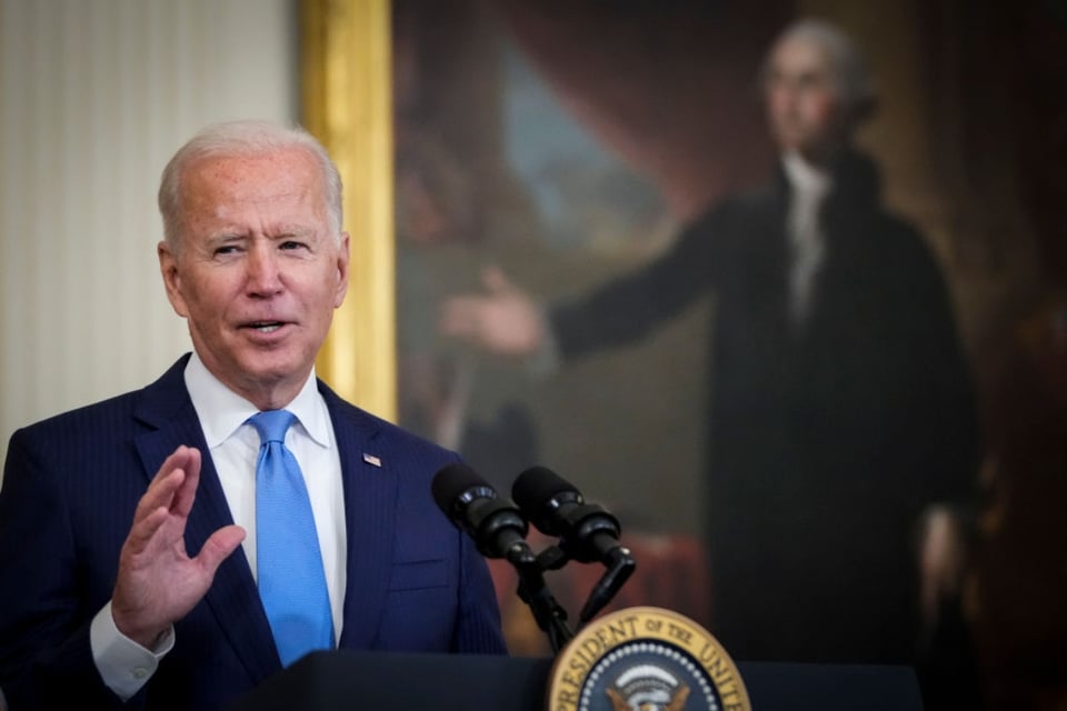 Biden pidió a empleadores exigir vacunas tras aprobación total de Pfizer