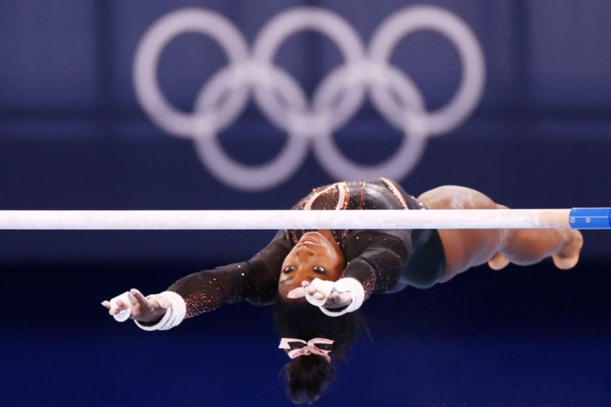 Simone Biles gana bronce tras retirarse de varias competencias