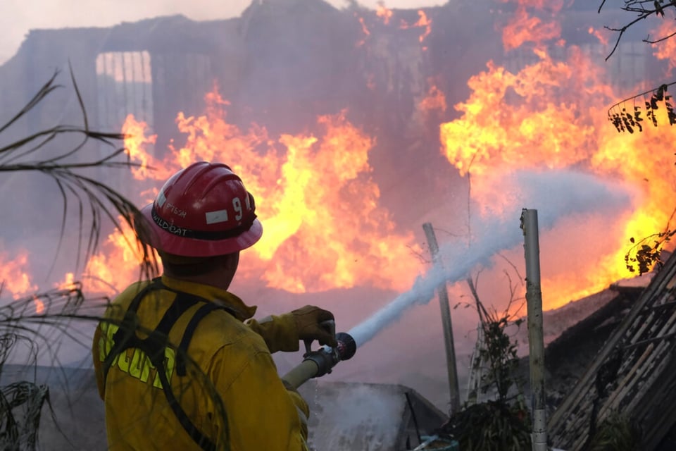 Mueren tres personas en incendio en apartamentos de Wisconsin