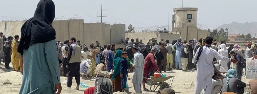 ¡Atrapadas en multitud! Cuatro mujeres fallecen tras ser aplastadas en el aeropuerto de Kabul (VIDEO)