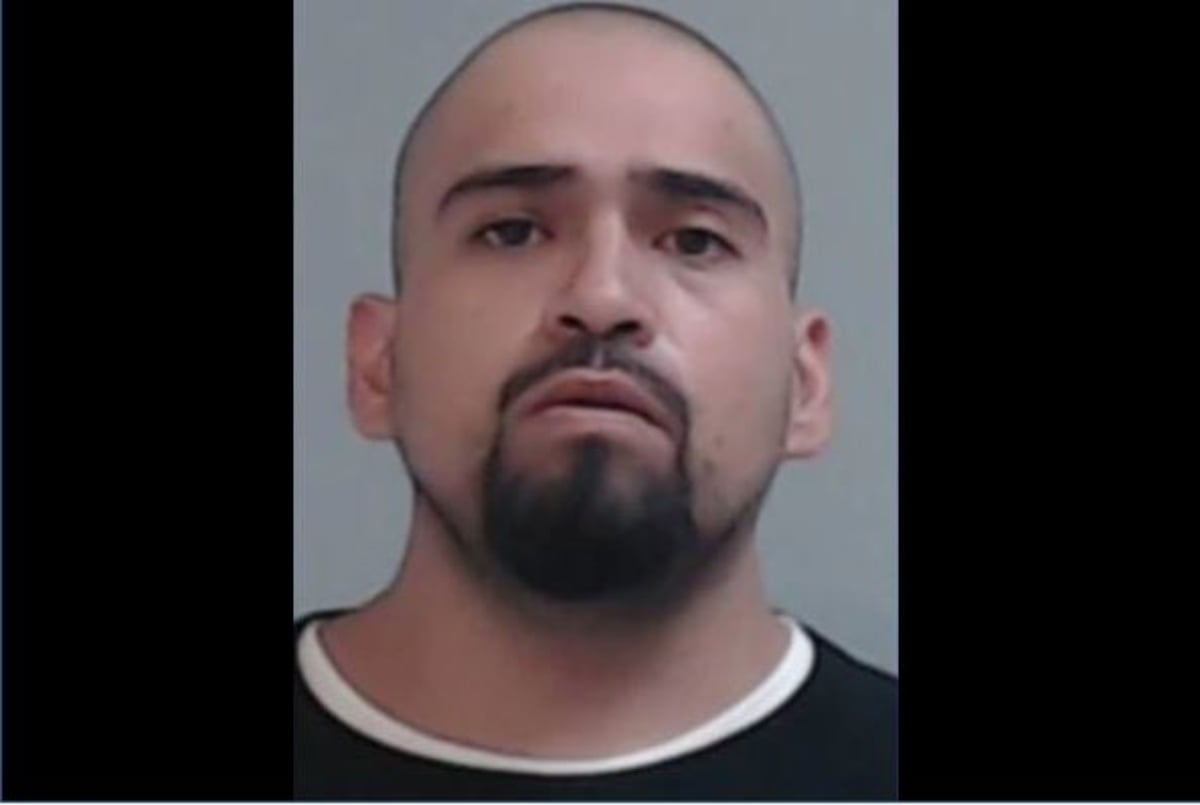 Arrestan a Omar Barrera tras ocultar celular en el baño para grabar a compañera de trabajo