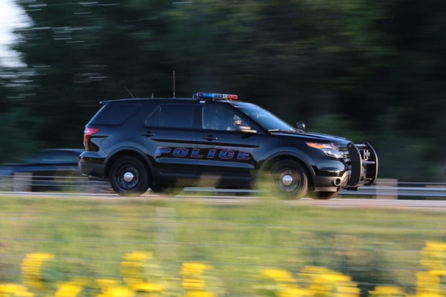 Policías de Ohio acuden a rescatar a bebé que quedó encerrado en automóvil (VIDEO)