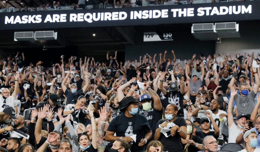 Raiders requieren vacuna a fanáticos que quieran entrar a estadio