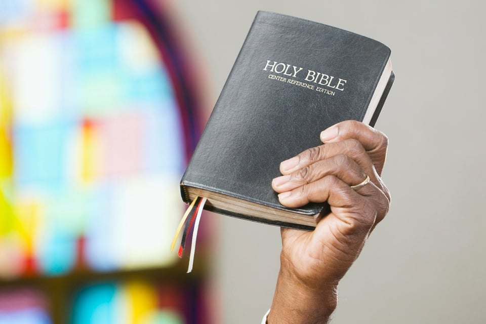 CURIOSO: ¿SACERDOTE Y LADRÓN? Hombre hace lo impensable con la biblia (VIDEO) featured image