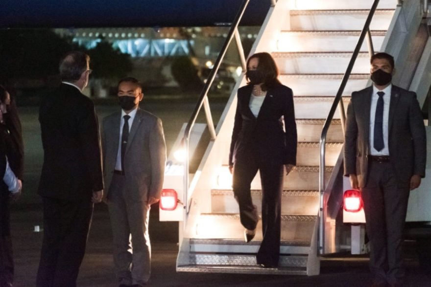 Reportan retraso en el vuelo de Kamala Harris a Vietnam