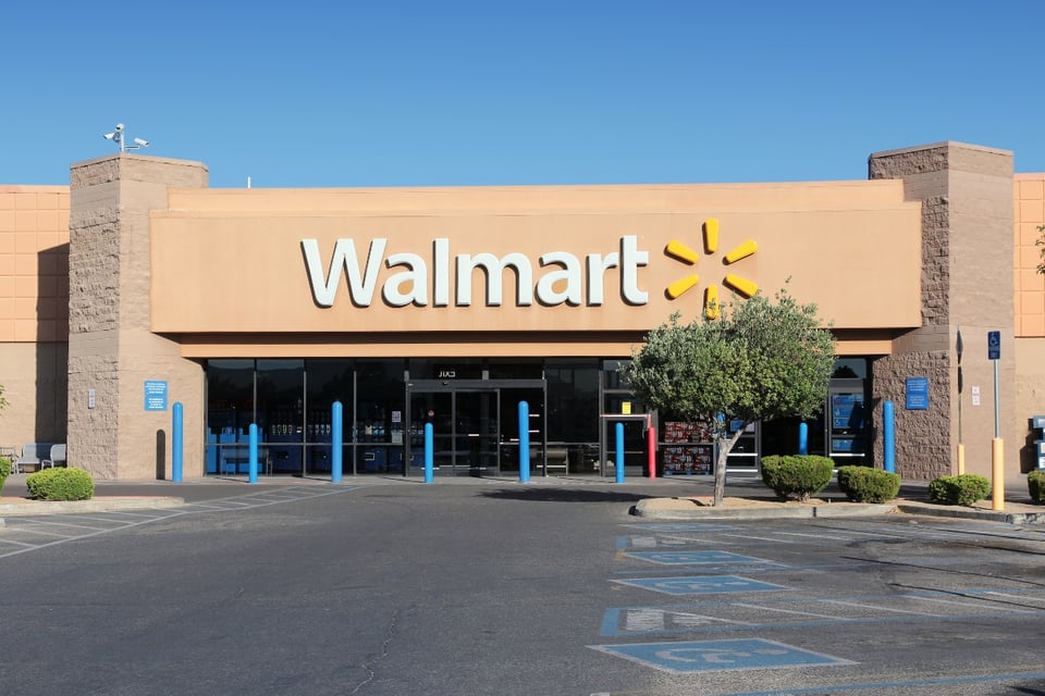 Se desata balacera en estacionamiento de Walmart y la policía detiene a sospechoso