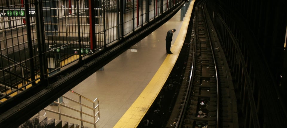 Hombre cae al borde la muerte en el metro de Nueva York y queda todo en video (VIDEO) featured image