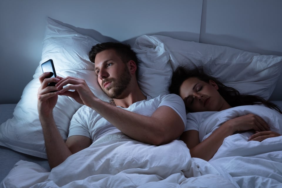 Joven descubre que su novio la engañó después de que él comenzara a hablar dormido (VIDEO) featured image