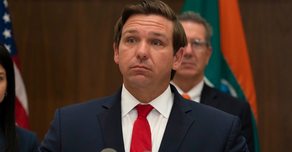 Cae la popularidad del gobernador de Florida mientras repunta la covid-19 featured image
