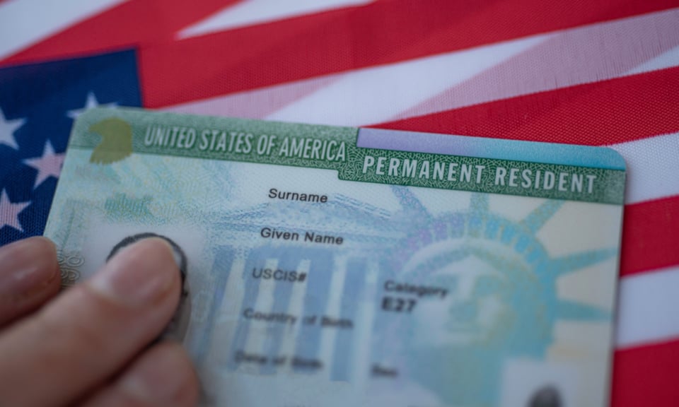 Mala noticia de los papeles, advierten quiénes perderían sus green cards featured image
