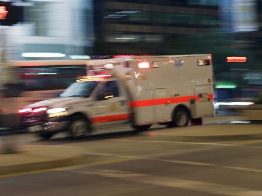 Madre latina en coma luego que su novio la empujara contra un automóvil en movimiento (FOTOS)