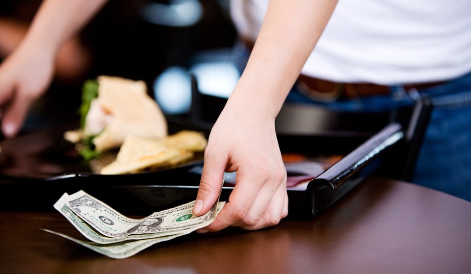 Cliente en restaurante de Florida paga 144 dólares y deja 10,000 de propina