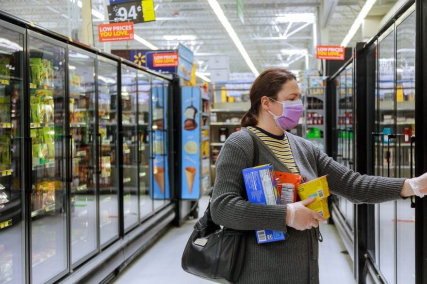 Ordenan ‘recall’ de ensaladas de pollo y dips vendidos en Walmart porque podrían tener plástico