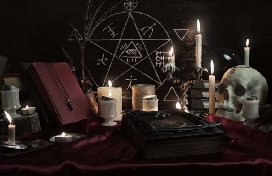 Transmiten por error en la TV un ritual satánico en pleno noticiero (VIDEO)